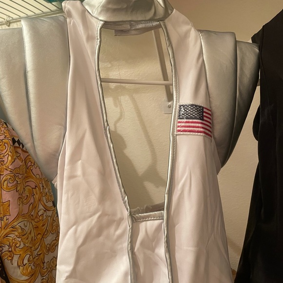 Costume - Picture 2 of 3